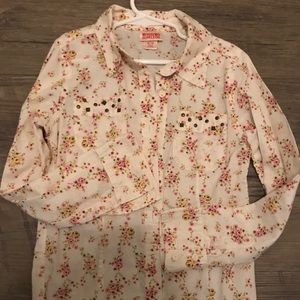 Very cute button up floral top!